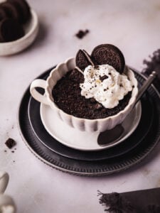 The best Oreo Mug Cake Recipe (microwaved!)
