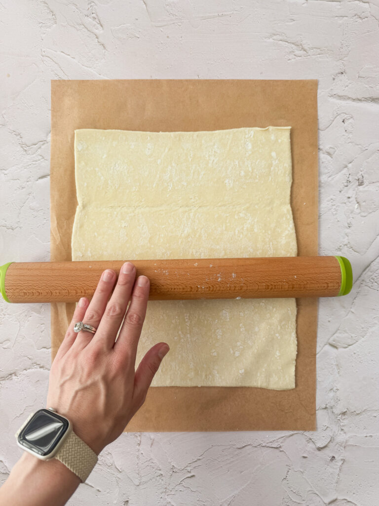 roll the dough to make it thinner