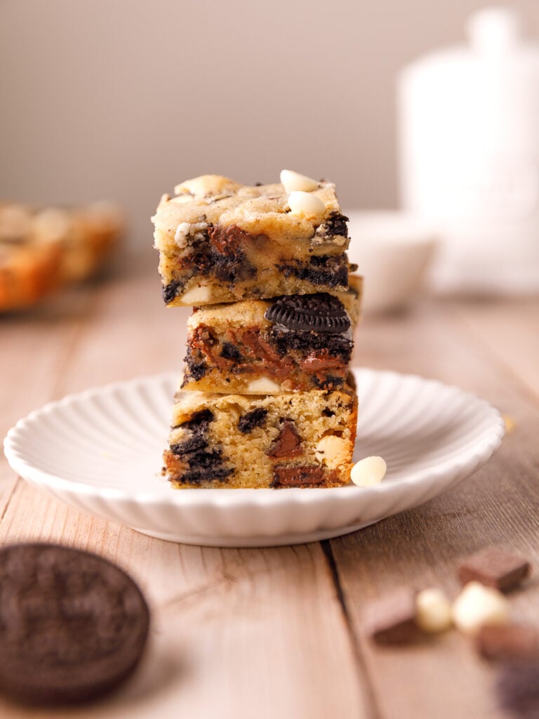 Thick & Chewy Cookies and Cream Cookie Bars